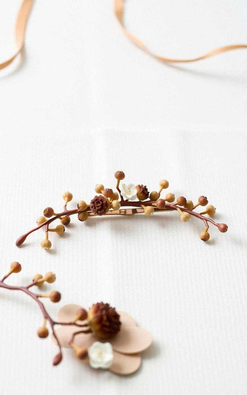 Assemble Dried Flower Hair Accessories and Clips
